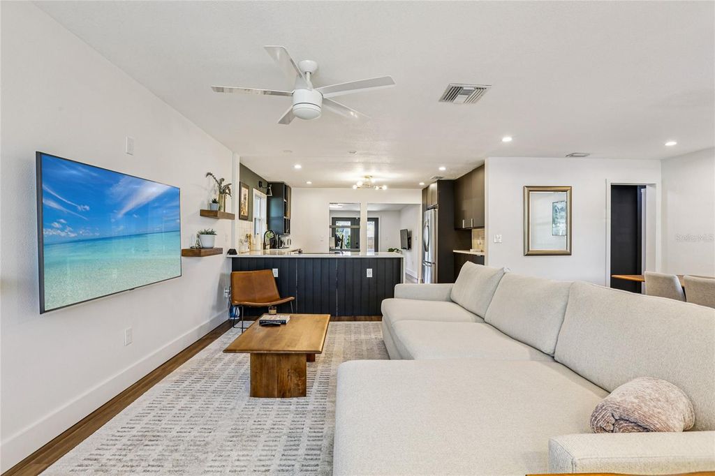 Image 9 of property listing at 4104 N SEMINOLE AVENUE, Tampa, FL 33603