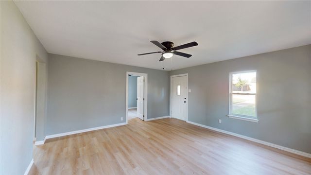 5729 Donnelly Avenue, Fort Worth, TX 76107