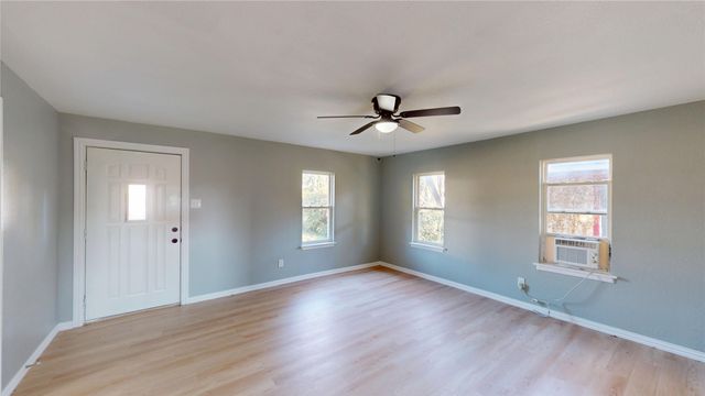 5729 Donnelly Avenue, Fort Worth, TX 76107