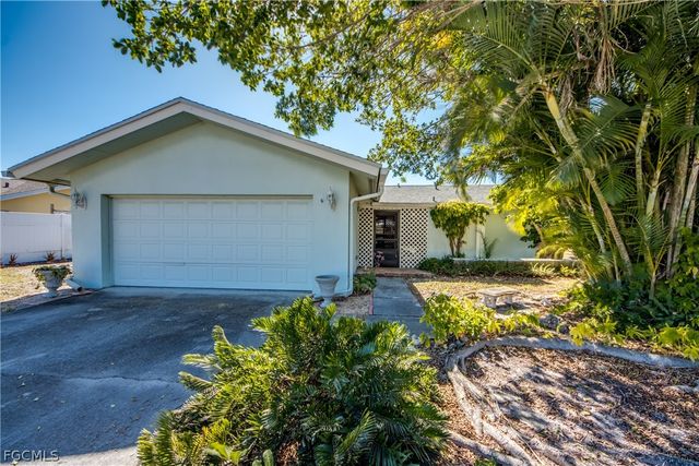 846 Xavier AVE N, Fort Myers, FL 33919
