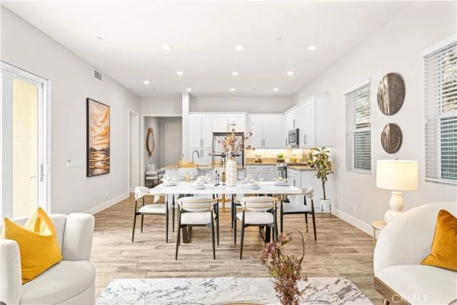 220 Follyhatch, Irvine, CA 92618