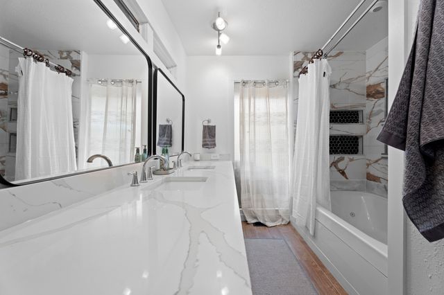 1202 Woodcrest Way, Grove, OK 74344