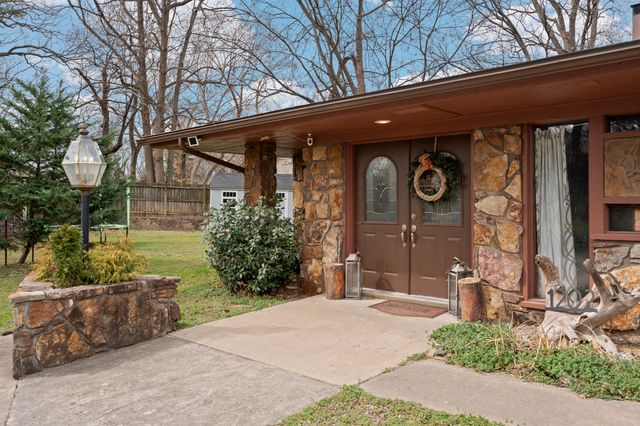 1202 Woodcrest Way, Grove, OK 74344