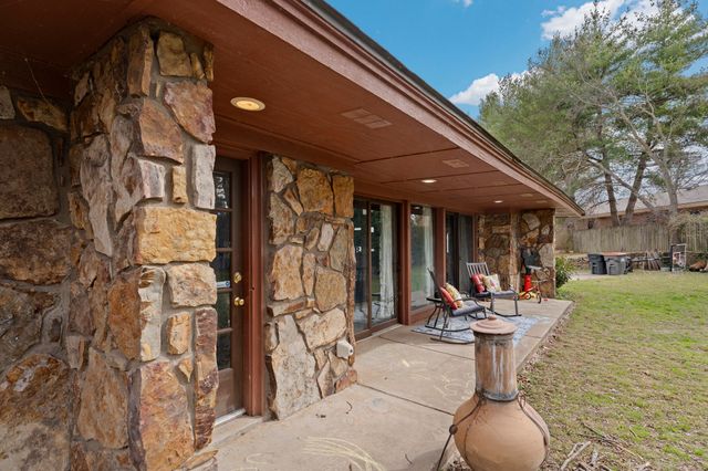 1202 Woodcrest Way, Grove, OK 74344