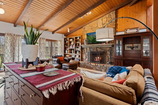 1202 Woodcrest Way, Grove, OK 74344