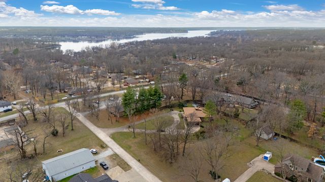 1202 Woodcrest Way, Grove, OK 74344