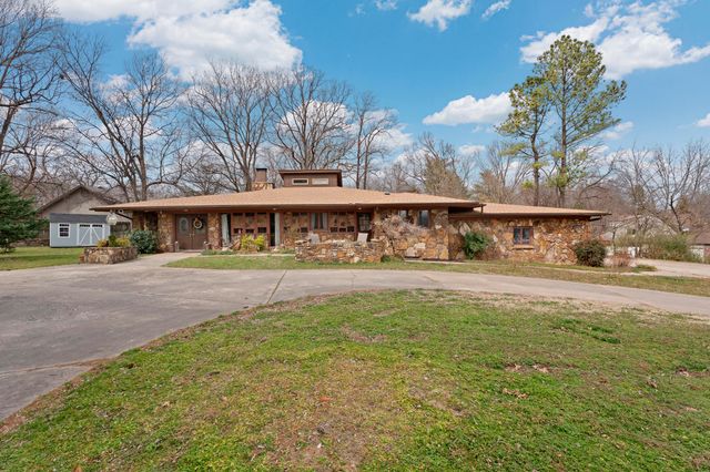 1202 Woodcrest Way, Grove, OK 74344