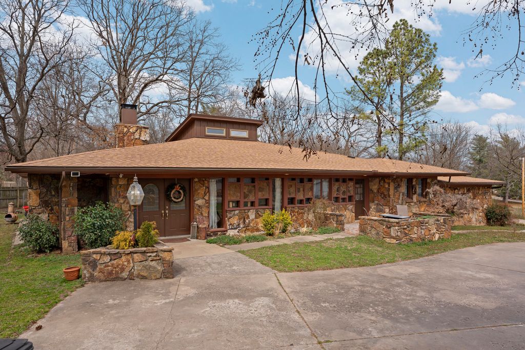 1202 Woodcrest Way, Grove, OK 74344