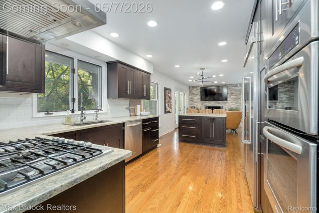 30800 Roberts Drive, Franklin Village, MI 48025