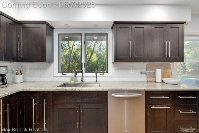 30800 Roberts Drive, Franklin Village, MI 48025