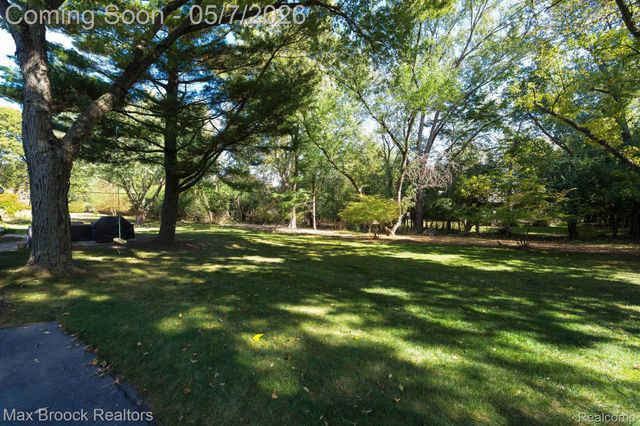 30800 Roberts Drive, Franklin Village, MI 48025
