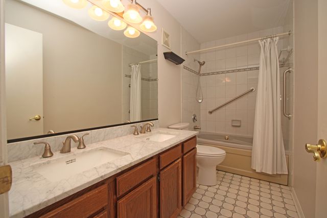 220 Fairway Road, Lake Zurich, IL 60047