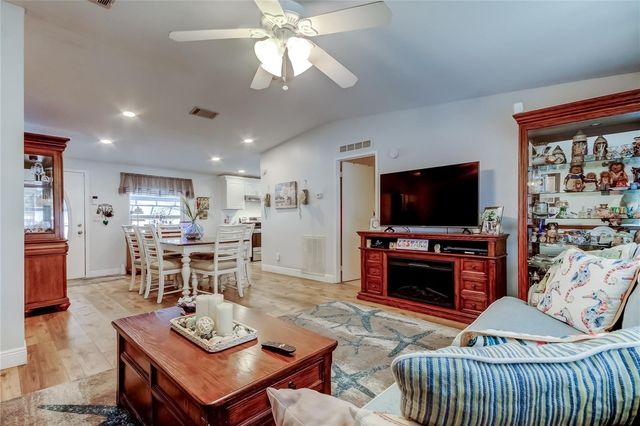 7 FRANGIPANI CIRCLE 7, Largo, FL 33770