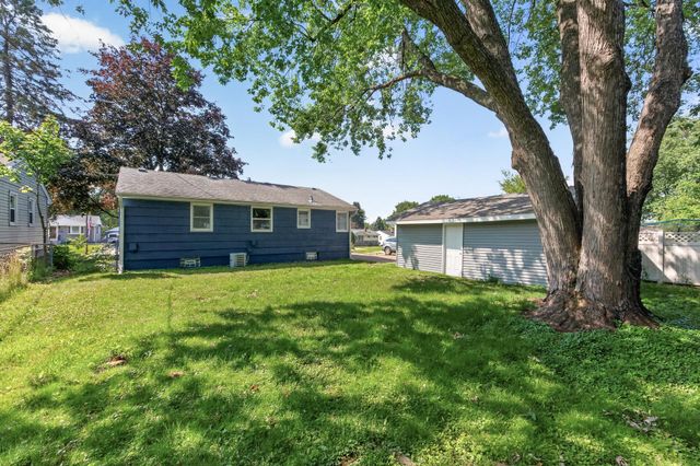 2075 Hawthorne Avenue E, Saint Paul, MN 55119