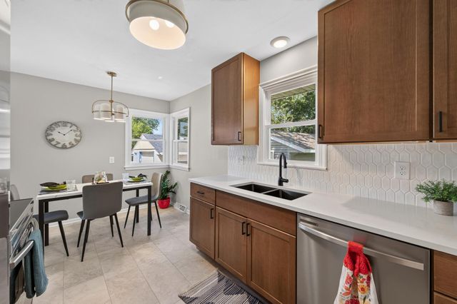 2075 Hawthorne Avenue E, Saint Paul, MN 55119