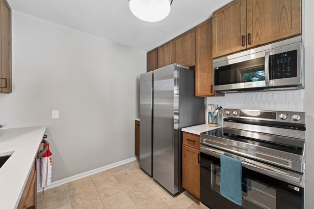 2075 Hawthorne Avenue E, Saint Paul, MN 55119