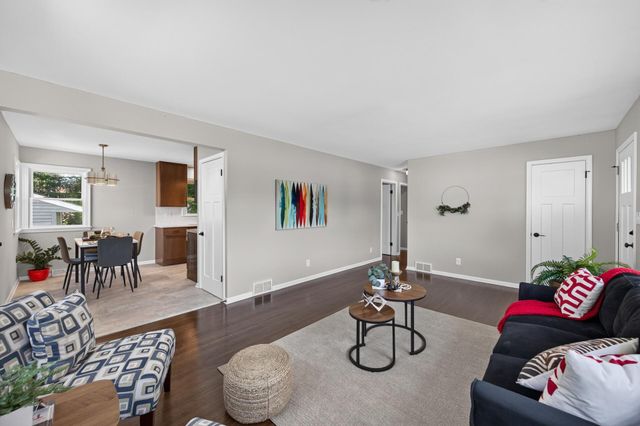 2075 Hawthorne Avenue E, Saint Paul, MN 55119