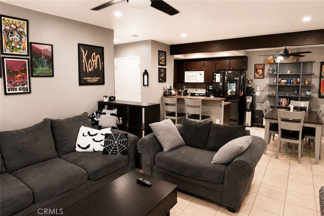 33 Town And Country, Pomona, CA 91766
