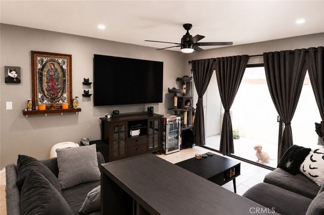 33 Town And Country, Pomona, CA 91766