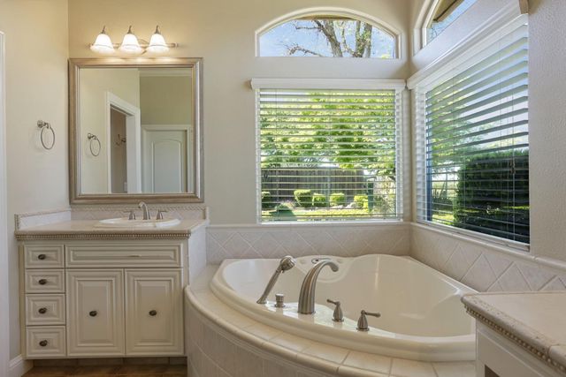 2735 Bristol Ln, Lodi, CA 95242