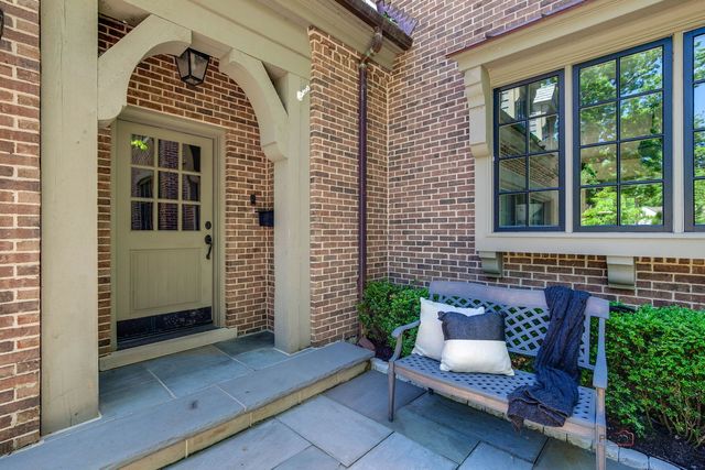 30 S Sheridan Road, Lake Forest, IL 60045