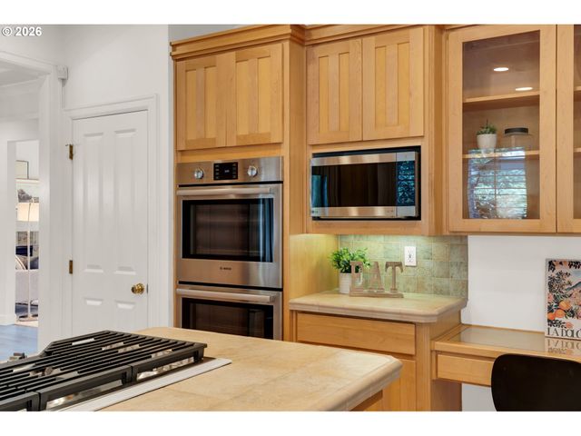 5404 SOUTHWOOD Dr, Lake Oswego, OR 97035