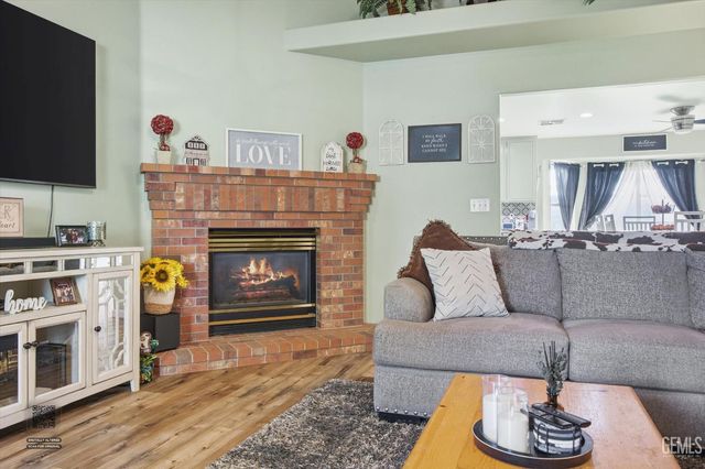 503 Meadow Grove Court, Bakersfield, CA 93308