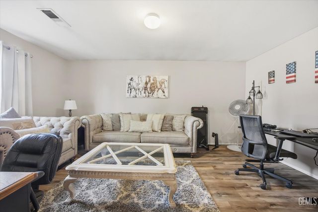 503 Meadow Grove Court, Bakersfield, CA 93308