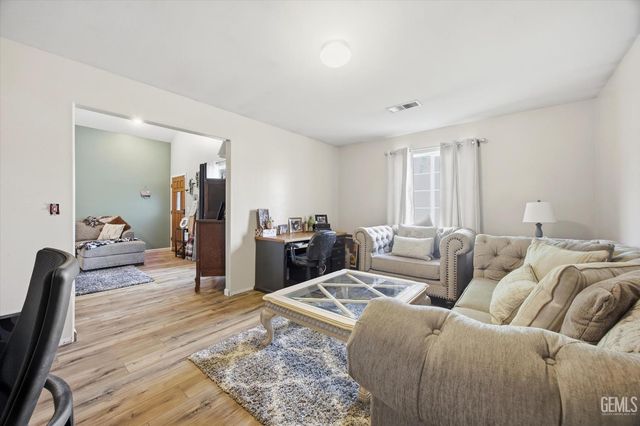 503 Meadow Grove Court, Bakersfield, CA 93308