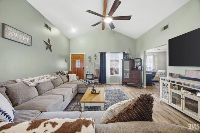 503 Meadow Grove Court, Bakersfield, CA 93308