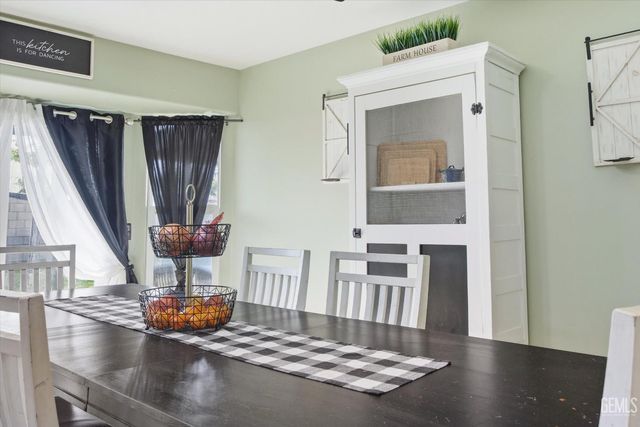 503 Meadow Grove Court, Bakersfield, CA 93308