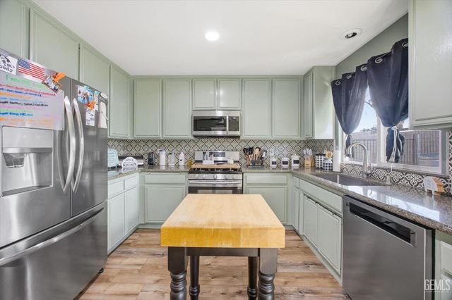 503 Meadow Grove Court, Bakersfield, CA 93308