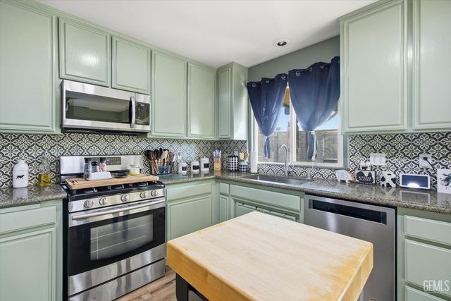 503 Meadow Grove Court, Bakersfield, CA 93308