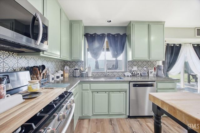 503 Meadow Grove Court, Bakersfield, CA 93308