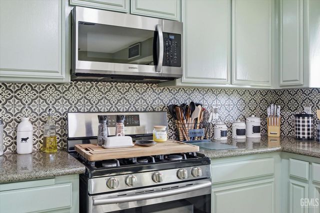 503 Meadow Grove Court, Bakersfield, CA 93308