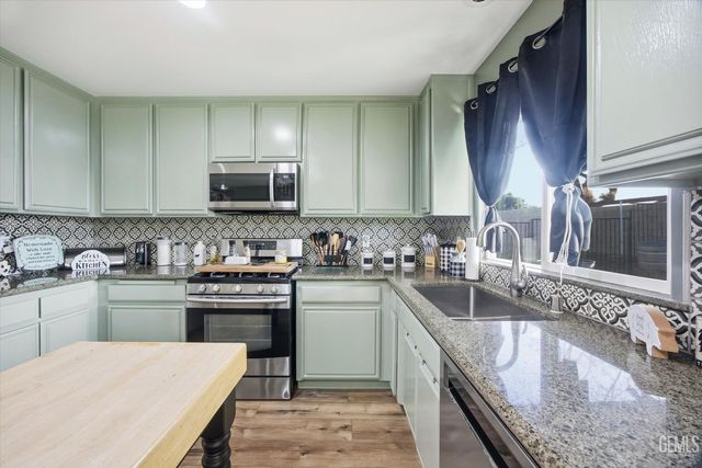 503 Meadow Grove Court, Bakersfield, CA 93308