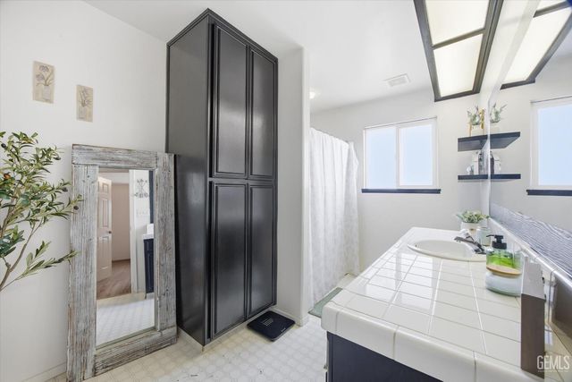 503 Meadow Grove Court, Bakersfield, CA 93308