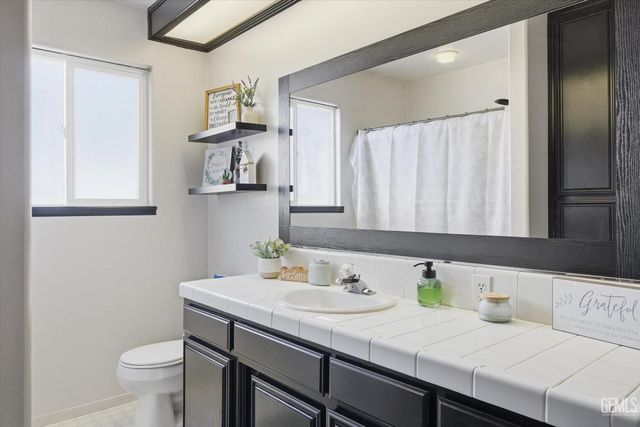 503 Meadow Grove Court, Bakersfield, CA 93308