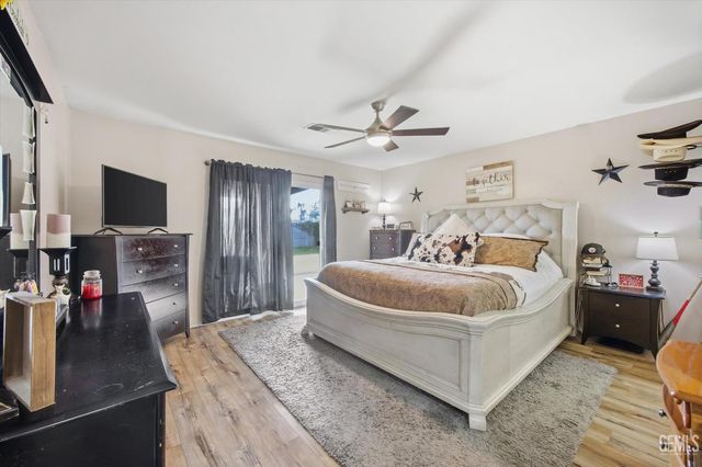 503 Meadow Grove Court, Bakersfield, CA 93308