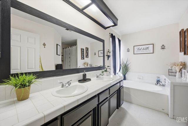 503 Meadow Grove Court, Bakersfield, CA 93308