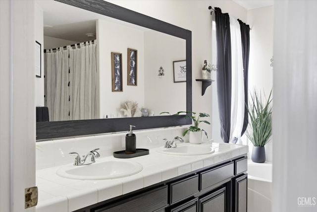 503 Meadow Grove Court, Bakersfield, CA 93308