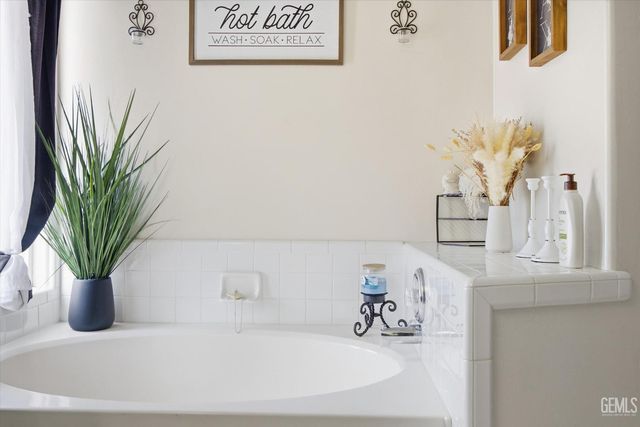 503 Meadow Grove Court, Bakersfield, CA 93308