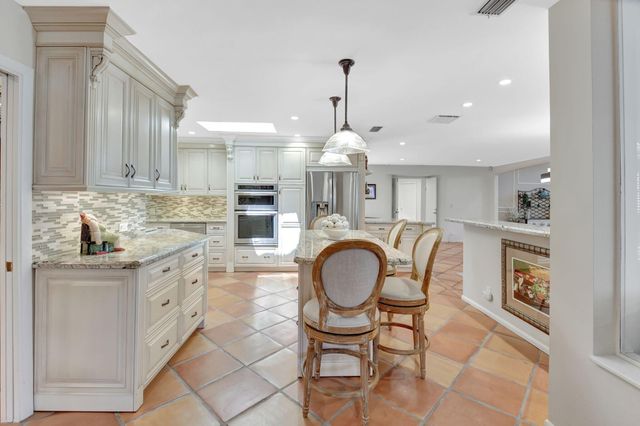 18 Bristol Lane, Boynton Beach, FL 33436