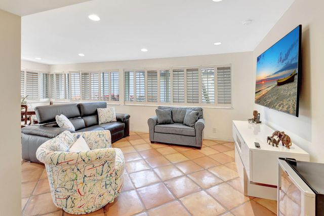 18 Bristol Lane, Boynton Beach, FL 33436