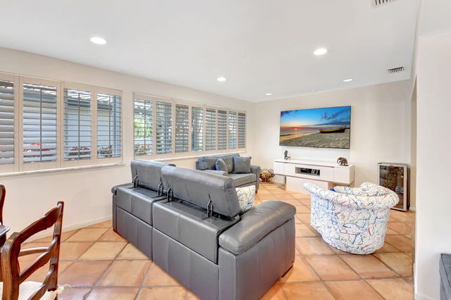 18 Bristol Lane, Boynton Beach, FL 33436