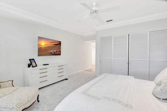 18 Bristol Lane, Boynton Beach, FL 33436