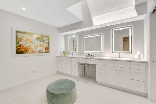 18 Bristol Lane, Boynton Beach, FL 33436