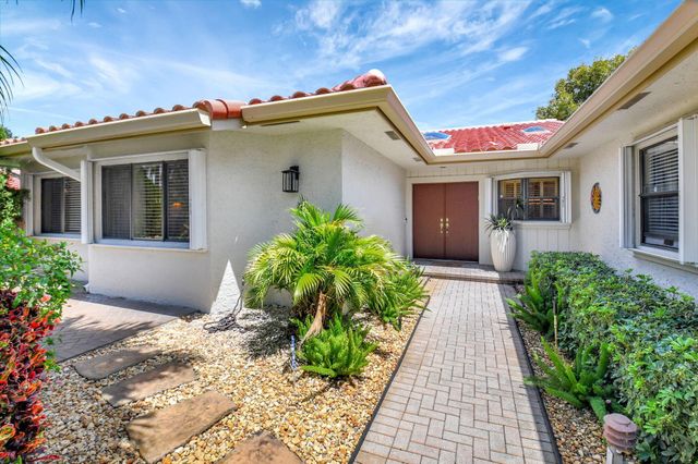 18 Bristol Lane, Boynton Beach, FL 33436