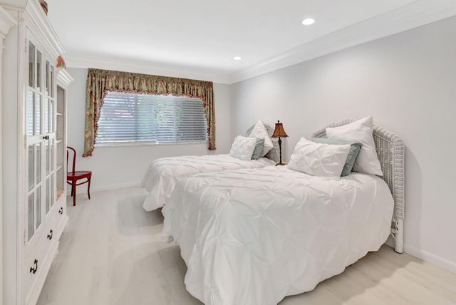 18 Bristol Lane, Boynton Beach, FL 33436