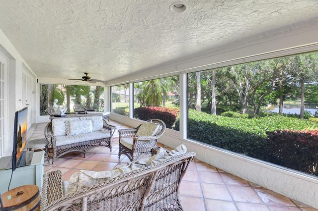 18 Bristol Lane, Boynton Beach, FL 33436